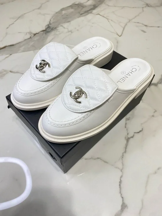 CHANEL Quilted Turnlock Logo Mule Slip-On Lambskin Slide Sandals Women's Size 39 - Picture 2 of 15